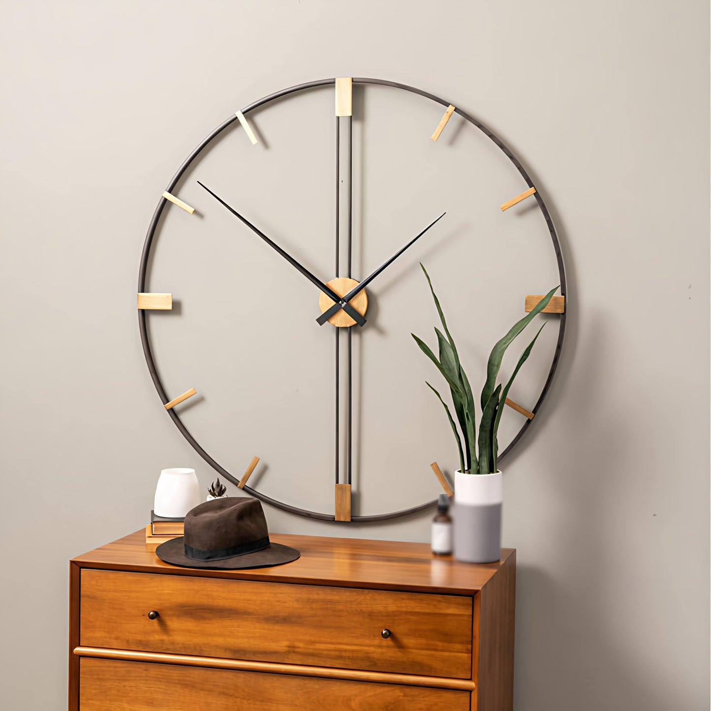 Minimalist Metal Wall Clock – Golden Accents (24 Inch)