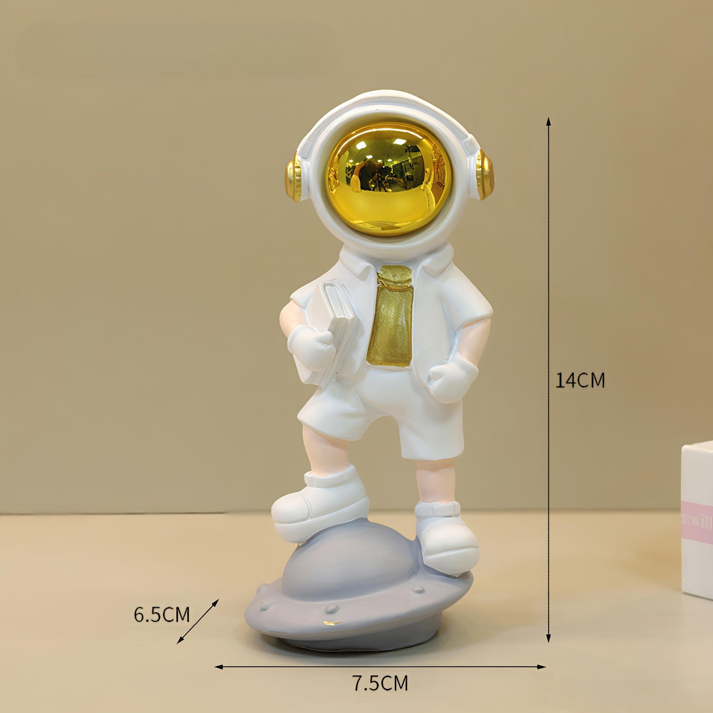Planet Pose Astronaut on Spaceship Showpiece Figure (15 x 7 x 7 CM)