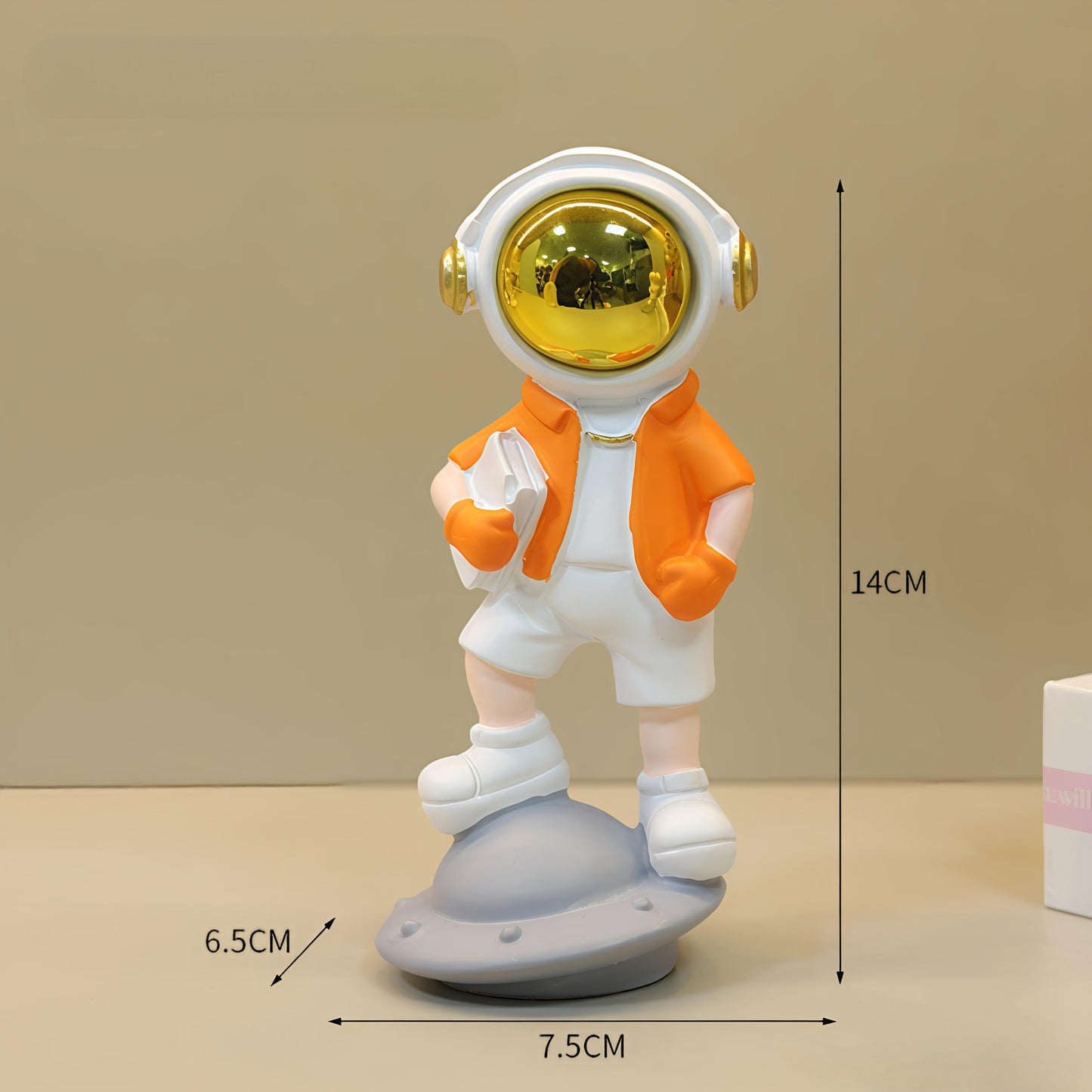 Planet Pose Astronaut on Spaceship Showpiece Figure (15 x 7 x 7 CM)