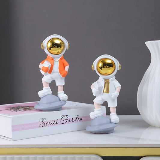 Planet Pose Astronaut on Spaceship Showpiece Figure (15 x 7 x 7 CM)