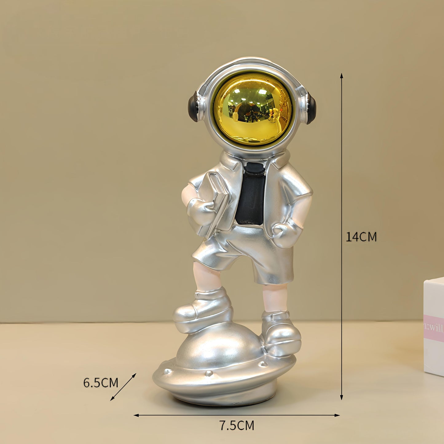 Planet Pose Astronaut on Spaceship Showpiece Figure (15 x 7 x 7 CM)